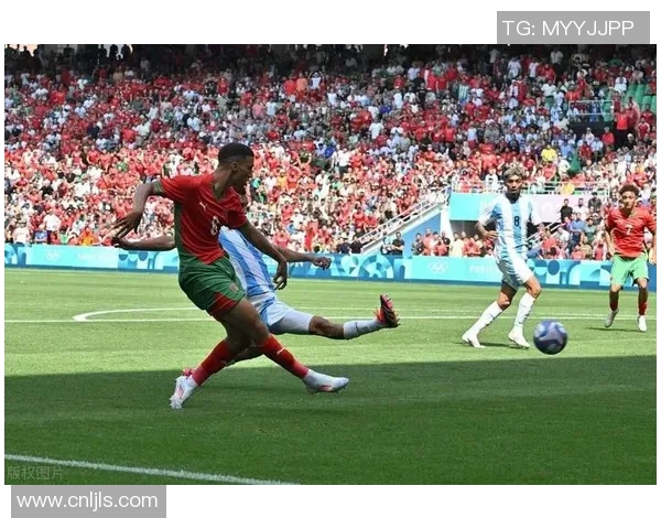 足球明星风格剪辑视频展现球场魅力与个人风采的完美结合 足球明星风格剪辑视频展现球场魅力与个人风采的完美结合